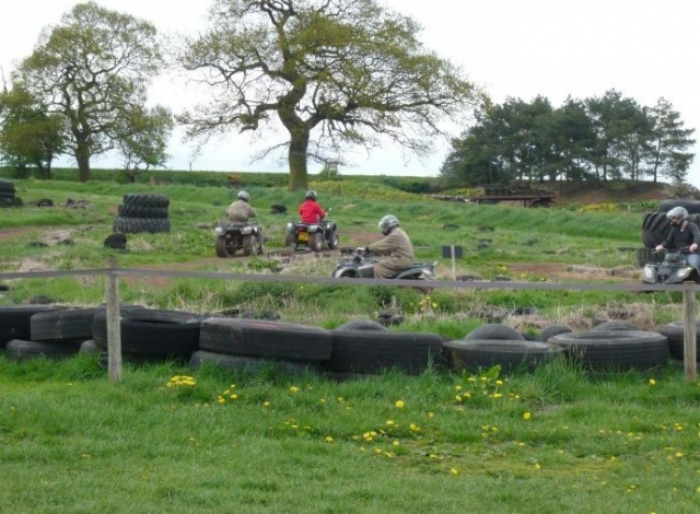  您将跟随合格的驾驶教练 